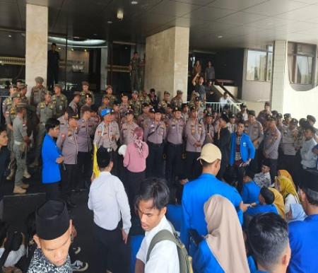 Mahasiswa kader PMII menuntut Pj Gubri surati Mendagri cabut SK Pj Walikota Pekanbaru, Risnandar Mahiwa (foto/Yuni)