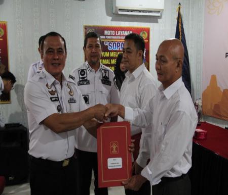 Penyerahan remisi khusus untuk Napi Lapas Kelas II A Pekanbaru.(foto: mcr)