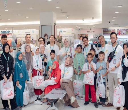 Keceriaan anak-anak yatim saat mengikuti kegiatan SEBARAN 4.0 di Zona Rokan. Didampingi oleh Perwira PT Pertamina Hulu Rokan (PHR), mereka tampak bahagia saat berbelanja baju lebaran di Pekanbaru dan Duri, Selasa (18/3/2024).