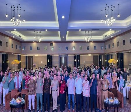 Narasumber dan peserta FGD Bisnis Usaha Pemanfaatan Hutan di Provinsi Riau yang ditaja BPHL Wilayah III bekerjasama dengan APHI Komda Riau saat sesi foto bersama (foto/ist)