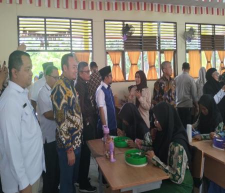 Anggota Komisi II DPR RI tinjau Makan Bergizi Gratis di SMPN 25 Pekanbaru (foto/dini)