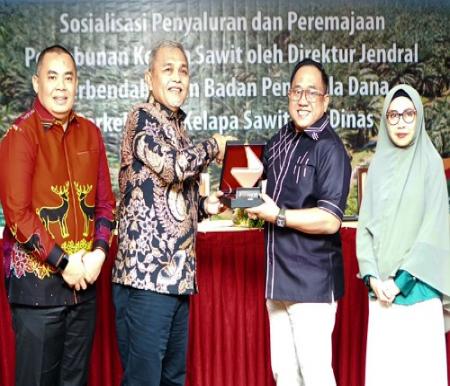 Direktur Dana dan Jasa BRK Syariah, MA Suharto menyerahkan cenderamata kepada narasumber sosialisasi PPKS.(foto: istimewa)