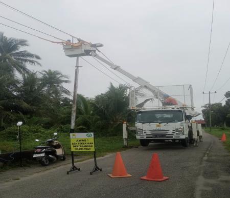 Untuk pertama kalinya, PLN ULP Selatpanjang menerapkan metode Pekerjaan Dalam Keadaan Bertegangan (PDKB)