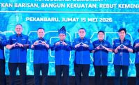 Anggota DPR RI, Achmad (dua kanan) ucapkan selamat atas terpilihnya kembali Agung Nugroho pimpin Demokrat Riau (foto/ist)