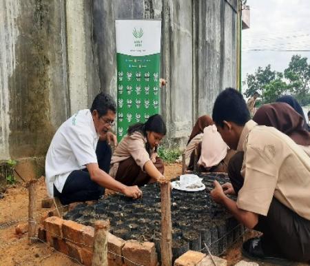 Siswa SMK Kelapa Sawit AGI Pelalawan mempelajari kecambah unggul Topaz yang diberikan Asian Agri.(foto: istimewa)