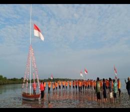 warga komunitas nelayan di Desa Sungai Gayung Kiri, Kecamatan Rangsang, Kabupaten Kepulauan Meranti yang menggelar upacara peringatan HUT ke-77 Kemerdekaan RI di Pantai