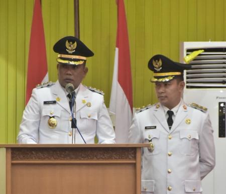 Bupati Zukri dan Wakil Bupati Husni Thamrin berpidato di DPRD Pelalawan (foto/Andy)