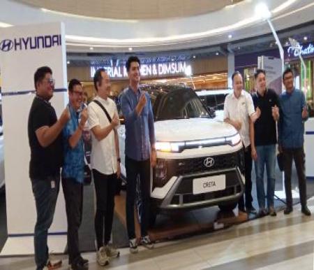 Branch Manager Hyundai Arista Pekanbaru, Chandra (tiga dari kanan) bersama mitra saat launching Hyundai Creta N Line Turbo di Mal Living World Pekanbaru.(foto: barkah/halloriau.com)