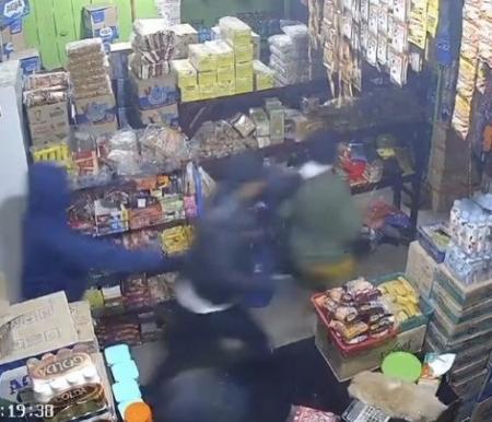 Rekaman CCTV perampok bersenpi satroni warung warga di Rohil, Riau.