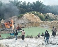 Operasi PETI Kuantan Merah Putih, Polisi Hancurkan 525 Rakit Tambang Ilegal