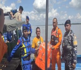 Basarnas Kepulauan Meranti dan tim gabungan mengadakan sosialisasi keselamatan berlayar dan bagikan life jacket