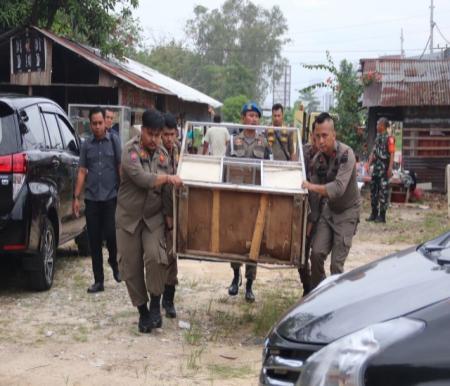 Satpol PP Pekanbaru tertibkan bangunan liar di Jalan Soekarno-Hatta (foto/Dini)