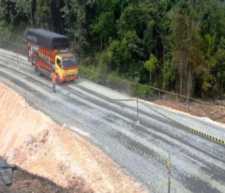 Jalan Lintas Riau-Sumbar di Desa Tanjung Alai mulai uji coba dilintasi kendaraan.(foto: mcr)