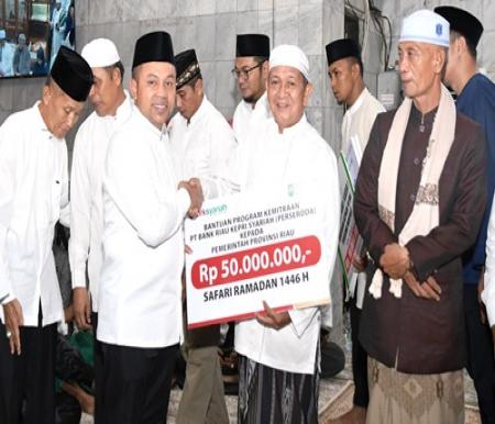 Gubernur Riau, Abdul Wahid menyalurkan CSR BRK Syariah saat safari ramadan di Tembilahan.(foto: sri/halloriau.com)