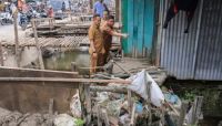 Walikota Pekanbaru, Agung Nugroho meninjau drainase di Jalan Paus.(foto: pgi)