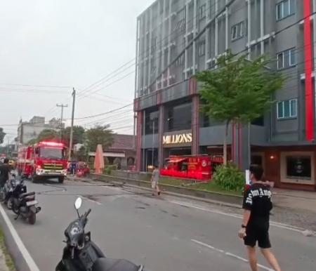 Hotel New Hollywood Terbakar, Asap Mengepul dari Lantai 3