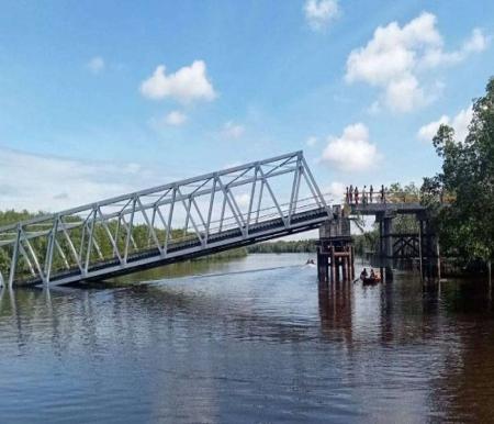 Jembatan Perawang Meranti yang roboh.(foto: int)