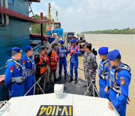 Tim Polairud Rohil lakukan pencarian warga yang hilang diterkam buaya.(foto: afrizal/halloriau.com)