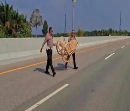 Barang Jatuh di Tol! Kursi Goyang Ditemukan di KM 20 Pekanbaru-Dumai