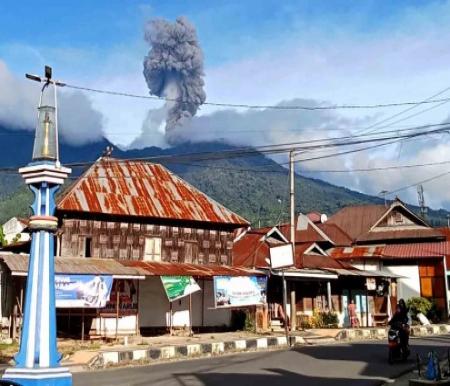 Gunung Marapi Sumbar erupsi.(foto: bisnis.com)