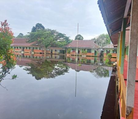 Salah satu sekolah di Riau yang terendam banjir. (Foto: Sri Wahyuni)