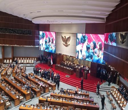 580 anggota DPR RI dan 152 anggota DPD RI diambil sumpah dalam Rapat Paripurna DPR RI (foto/int)