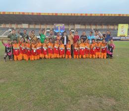 Tim kesebelasan U-14 Askab PSSI Kepulauan Meranti berfoto bersama sebelum melakukan pertandingan