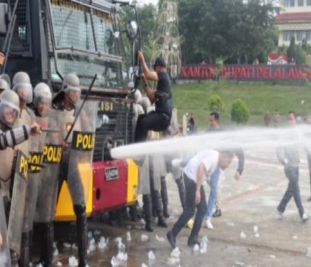 Polres Pelalawan gelar Simulasi Sispam Kota (foto/Andy)