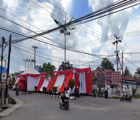 Situasi di halaman kantor KPU Inhil menjelang pengundian dan pengunguman nomor urut Paslon Pilkada Inhil.(foto: ayendra/halloriau.com)