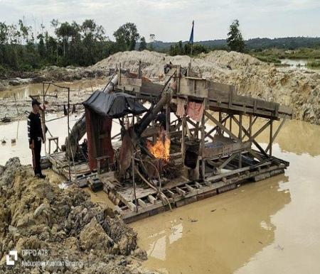 Polsek Singingi musnahkan rakit PETI di Desa Kebun Lado.(foto: tribunpekanbaru.com)