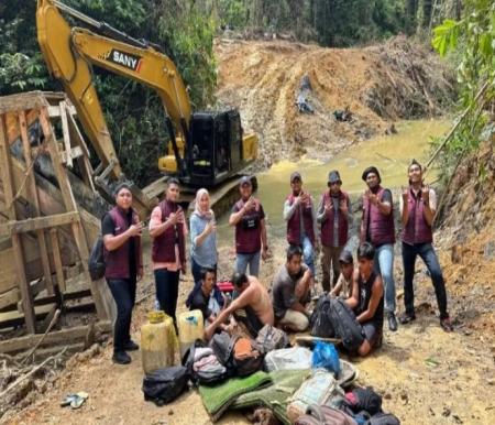 Ditreskrimsus tangkap lima penambang emas ilegal di Kuantan Singingi (foto/Antara)