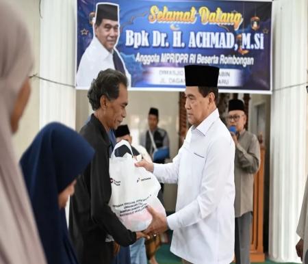 Jelang Lebaran, Anggota DPR RI Achmad Bagi Bantuan Sembako untuk Warga Pekanbaru