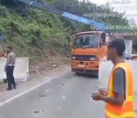 Penutupan jalan dengan memasang beton pembatas (road barrier) melintang di badan jalan.