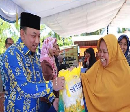Wakil Bupati Siak, Husni Merza datang ke pasar murah di Kelurahan Kampung Rempak, Kecamatan Siak (foto/ist)