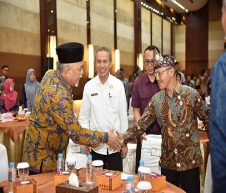 Direktur Dana dan Jasa BRK Syariah, MA Suharto dan Wamen Dikdasmen, Fajar Riza Ulhaq saat hadiri Milad ke-112 Muhammadiyah di Pekanbaru.(foto: sri/halloriau.com)