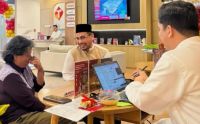Manager NOP Branch Lampung Mohammad Elbana memberikan layanan secara langsung kepada pelanggan. 