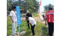 Mahasiswa KKN kelompok 96 Umri pasang plang jalan di Desa Sialang Indah (foto/ist)