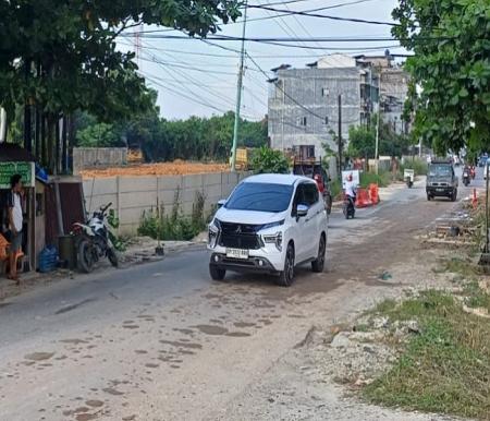 Ceceran tanah timbun di Jalan Jenderal Pekanbaru.(foto: dini/halloriau.com)