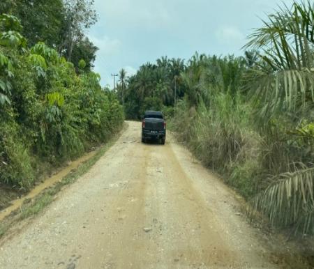 Pj Gubri, SF Hariyanto lalui jalan tanah di Rokan Hulu (foto/Yuni)