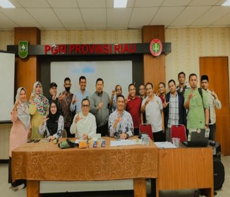 Audiensi guru honorer tergabung GTKHNK 35+ dengan Ketua PGRI Riau, Adolf Bastian (foto/ist)