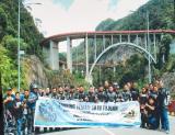 Peserta touring Suzuki GSX150 Bandit foto bersama di Kelok Sembilan