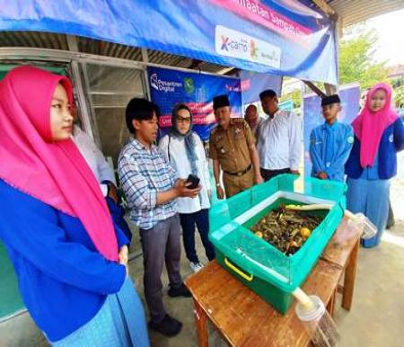 Group Head XL Axiata West Region, Desy Sari Dewi (baju putih ditengah), Camat Gunung Sugih, Sudahono (keempat dari kanan) dan Pengasuh Pondok Pesantren Salafiyah Darussa’adah, KH Hisyamudin (ketiga dari kanan) saat meresmikan solusi digital berbasis IoT budidaya maggot.(foto: istimewa)