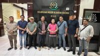 Tersangka  Khairul Saleh saat ditangkap Tim Kejari Kuansing.(foto: tribunpekanbaru.com)