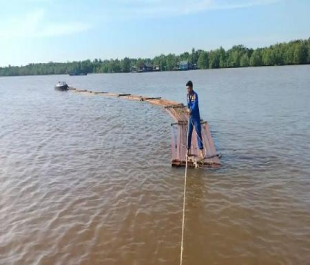 Polisi Sita 18 Rakit Kayu Ilegal di Sungai Dedap Meranti, Diduga Hasil Pembalakan Liar