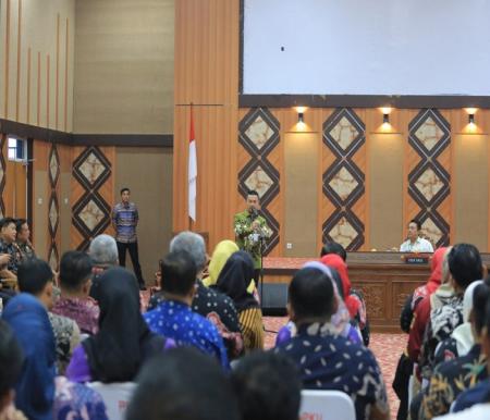 Pj Walikota Pekanbaru Risnandar Mahiwa, mengumpulkan seluruh lurah, di Aula Perkantoran Tenayan Raya.