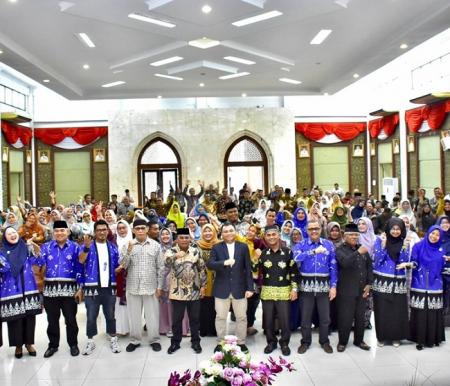 Foto bersama selepas launching buku kurikulum muatan kokal Kampar.