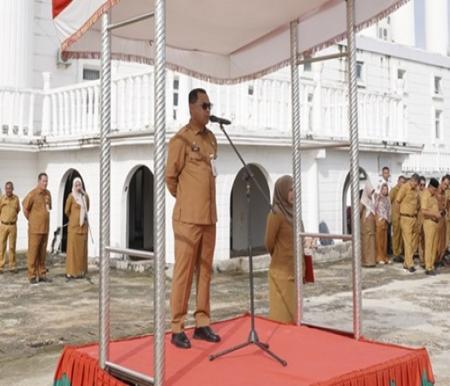 Sekda Rohil, Fauzi Efrizal apel bersama di halaman Kantor Bupati Rohil, Jalan Lintas Pesisir Batu Enam (foto/Afrizal)