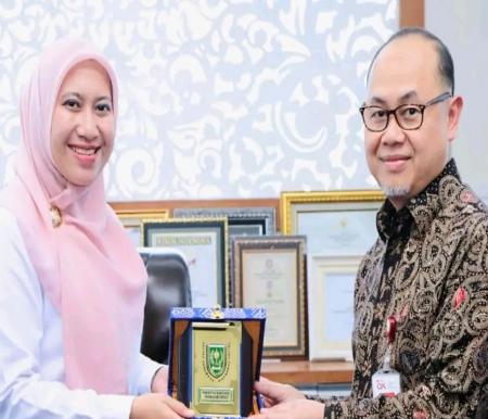 Bupati Indragiri Hulu, Rezita Meylani Yopi menerima kunjungan Kepala OJK Provinsi Riau, Triyoga Laksito (foto/andri)