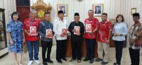 Alquran berornamen Tionghoa diserahkan ke LAMR, jadi simbol persaudaraan di Riau (foto/int)