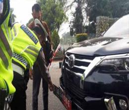 Tiga plat digunakan di mobil dinas diduga milik wakil rakyat Sumbar.